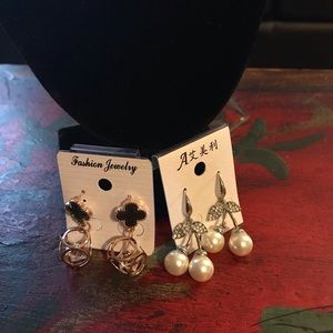 2 earrings set   New never tried on.